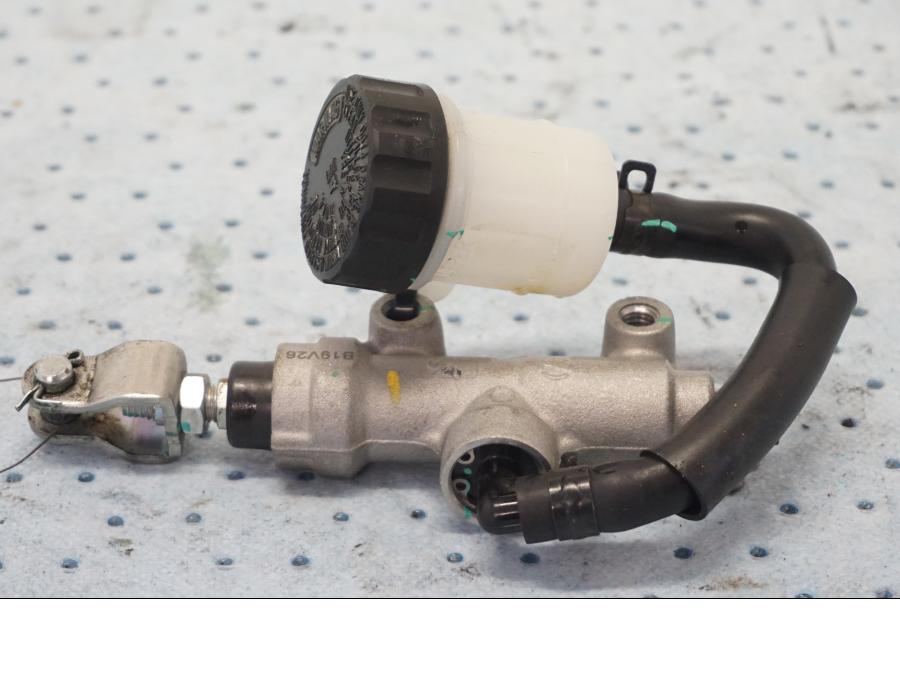 Framsidan på Bromshuvudcylinder från en Kawasaki Z 650 ABS -2020 motorcykel.