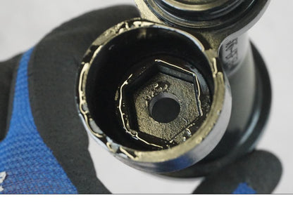 Vänster sida på Oljetråg från en Kawasaki Z 900 -2019 motorcykel.