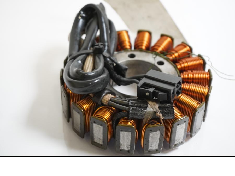 Framsidan på <p>Generator från Triumph Speed Triple 1050 2011.</p>

<p>Stator.</p> motorcykel.