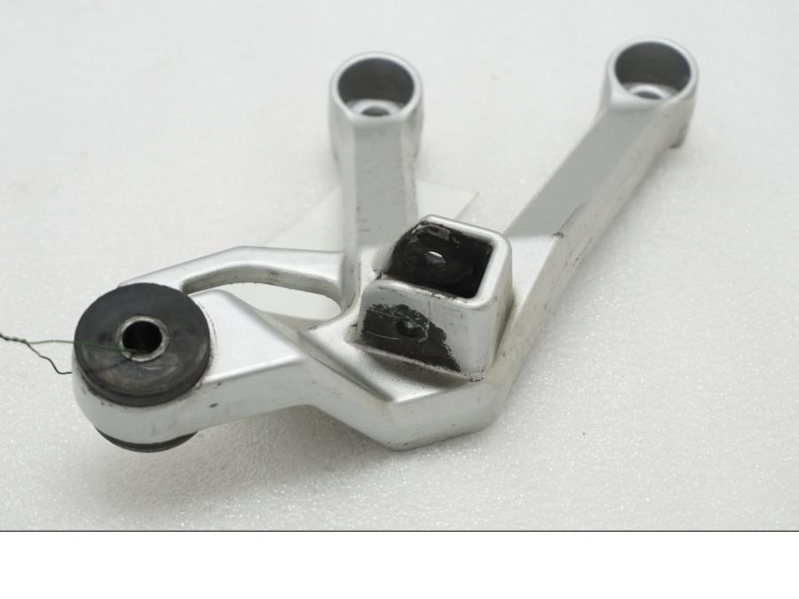 Framsidan på Fotpinnefäste från en Suzuki SV 1000 -2007 motorcykel.