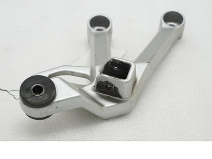 Framsidan på Fotpinnefäste från en Suzuki SV 1000 -2007 motorcykel.