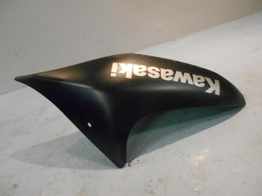 Snett uppifrån på Sidkåpa från en Kawasaki ER-6N -2010 motorcykel.