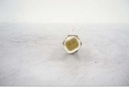 Vänster sida på Vattentermostatgivare från en KTM 790 Duke -2019 motorcykel.