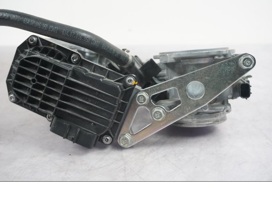 Extrabild2 på Spjällhus från en KTM 1290 Super Duke -2019 motorcykel.