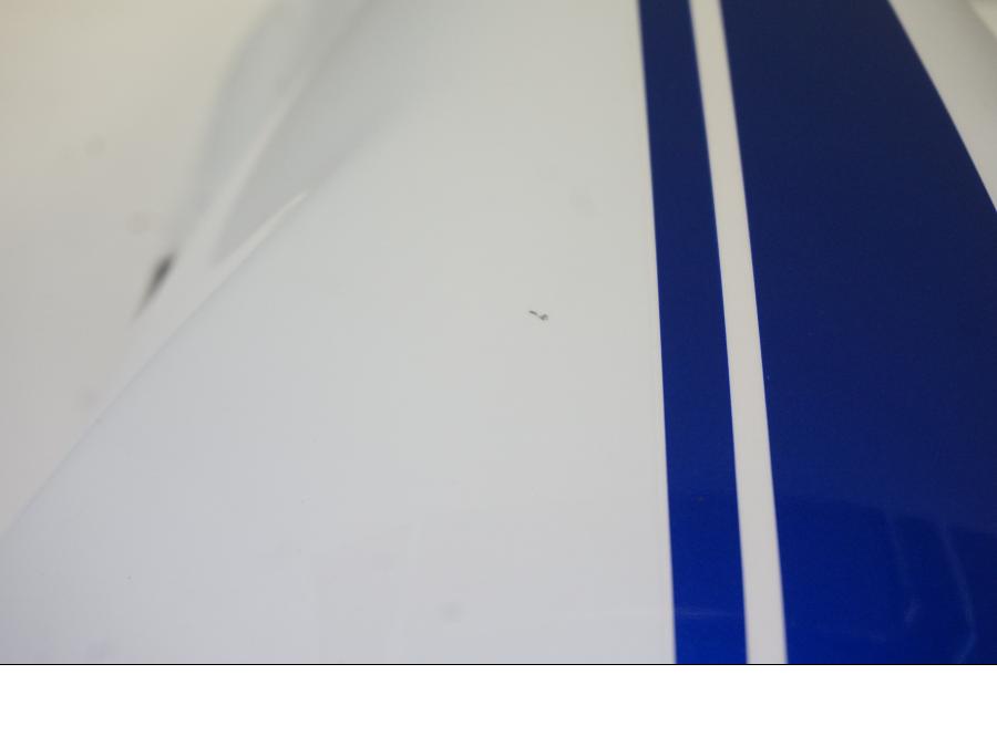 Snett nerifrån på Bensintank från en Suzuki SV 650 -2016 motorcykel.