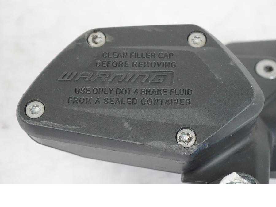 Baksidan på Bromshuvudcylinder från en BMW R 1250 GS -2019 motorcykel.