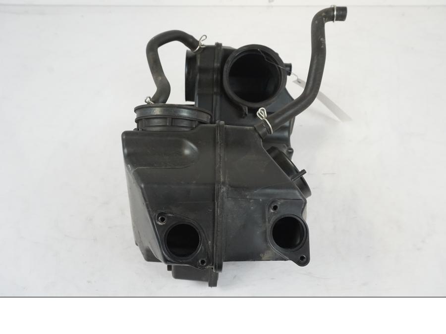 Höger sida på Luftburk från en Suzuki VZR 1800 -2009 motorcykel.