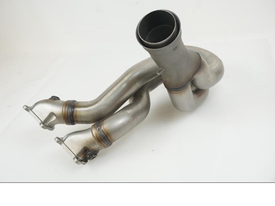 Snett nerifrån på Grenrör från en Ducati Streetfighter V4 -2020 motorcykel.