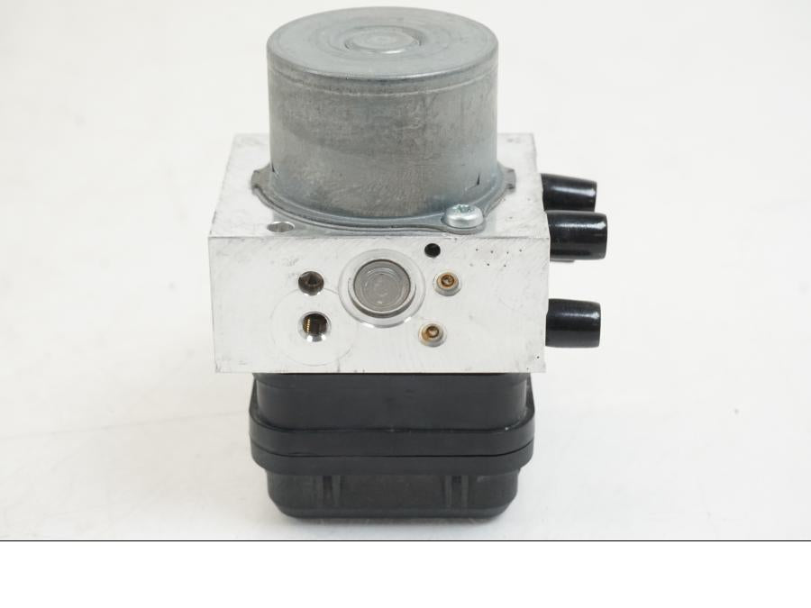 Vänster sida på ABS Modulator från en Yamaha YZF R7 -2022 motorcykel.