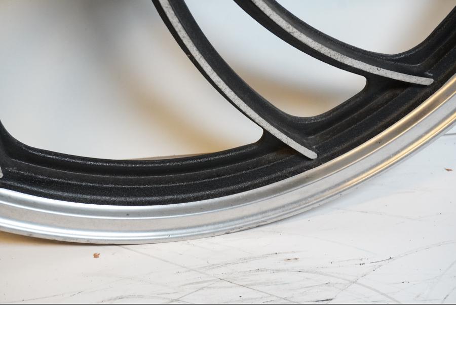 Höger sida på Fälg från en Yamaha XV 400 -1983 motorcykel.