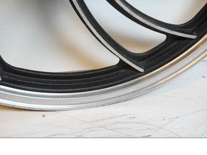 Höger sida på Fälg från en Yamaha XV 400 -1983 motorcykel.