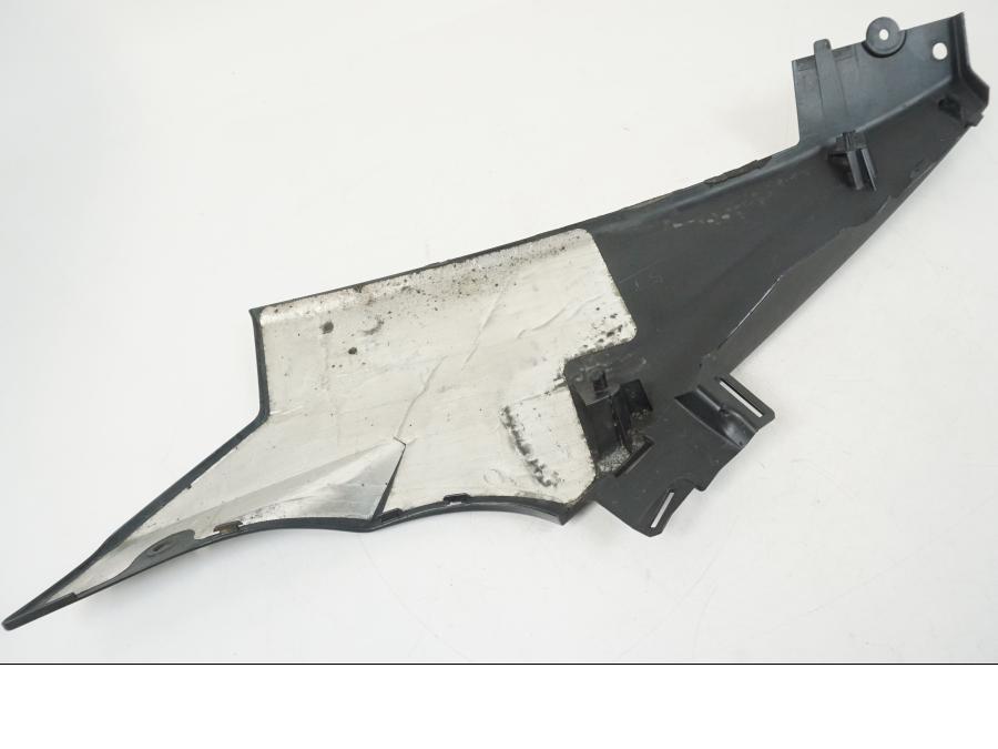 Snett nerifrån på Magkåpa från en Suzuki GSX-R 1000 -2007 motorcykel.