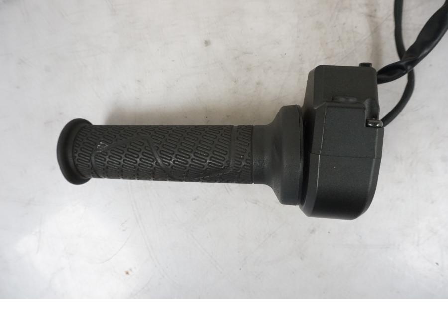 Höger sida på Gasreglage från en KTM 1290 Super Duke R -2021 motorcykel.