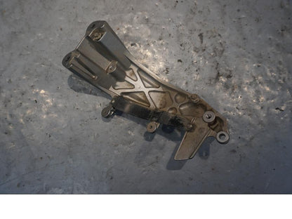 Baksidan på Fotpinnefäste från en Yamaha XT 1200 Z -2011 motorcykel.