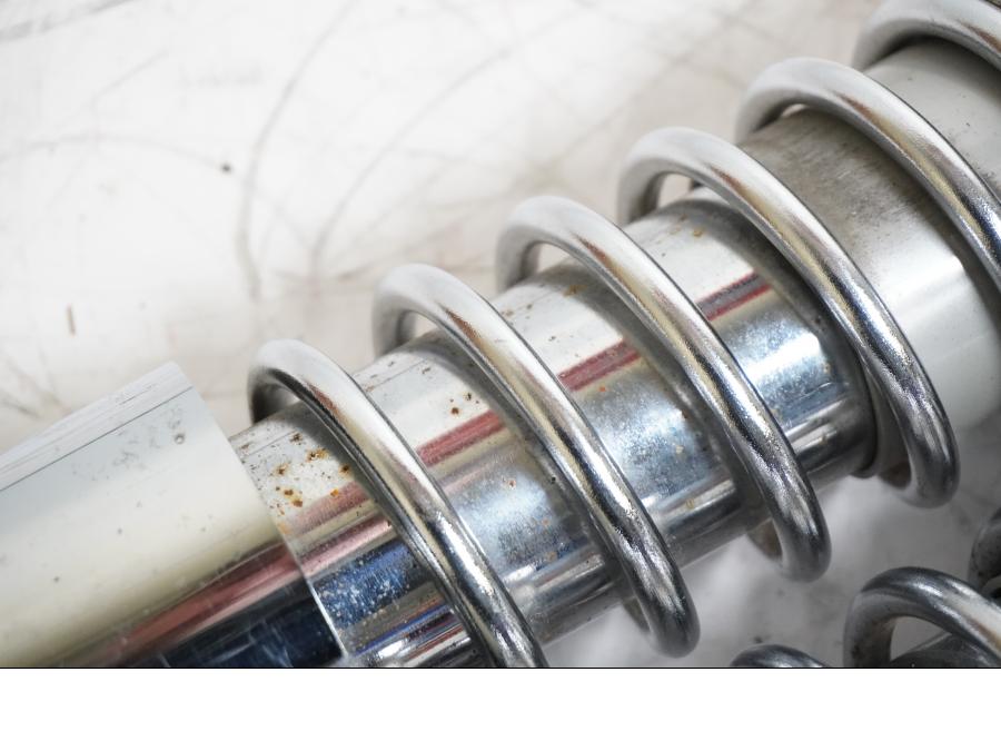 Snett nerifrån på Stötdämpare från en Kawasaki VN 750 -1993 motorcykel.