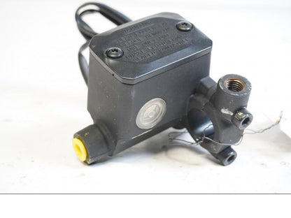 Framsidan på Bromshuvudcylinder från en Ducati Scrambler 800 -2016 motorcykel.