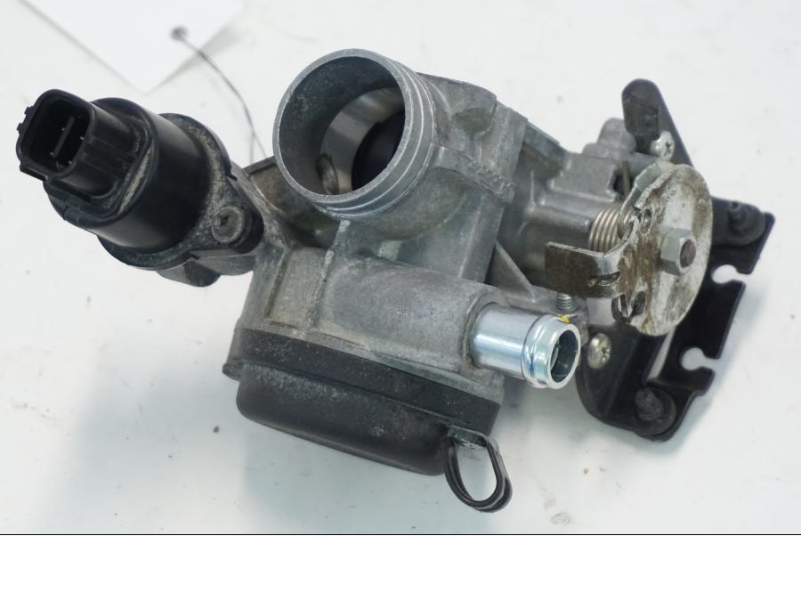 Snett nerifrån på Spjällhus från en Yamaha X-Max 250 -2016 scooter.