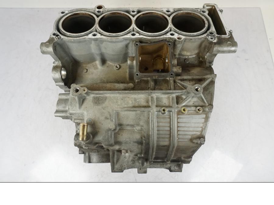 Framsidan på Motorblock från en Yamaha FJR 1300 -2005 motorcykel.