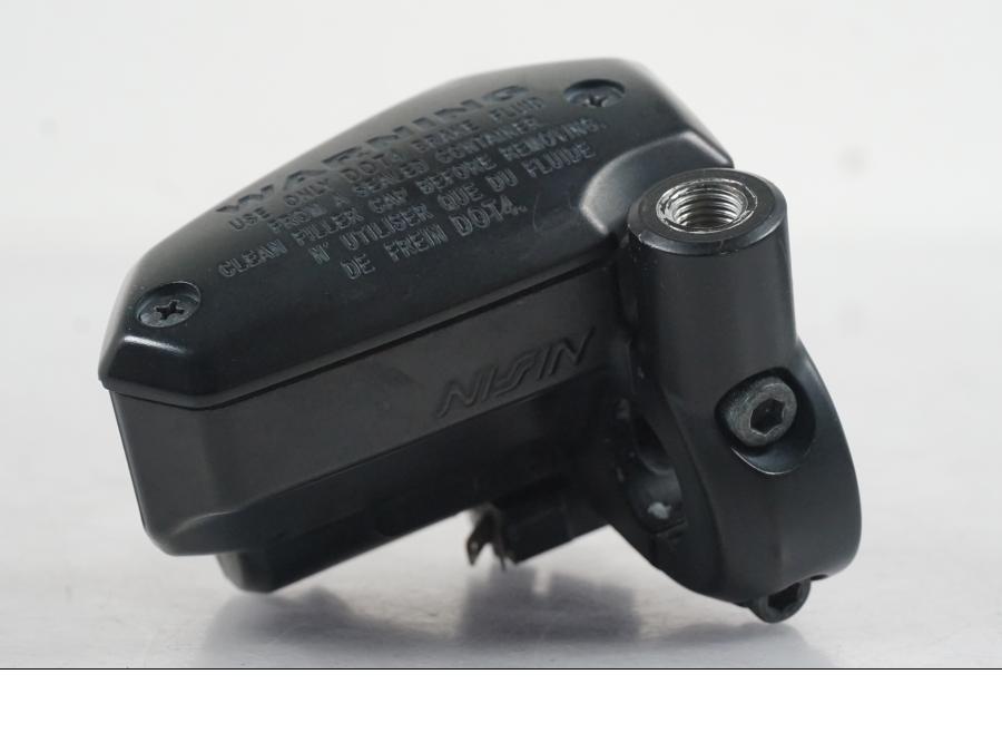 Vänster sida på Bromshuvudcylinder från en Kawasaki ER-6N ABS -2010 motorcykel.