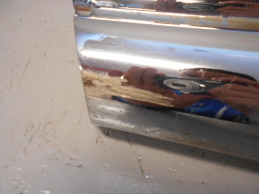 Snett uppifrån på Ljuddämpare från en H-D Dyna Fat Bob FXDF -2013 motorcykel.