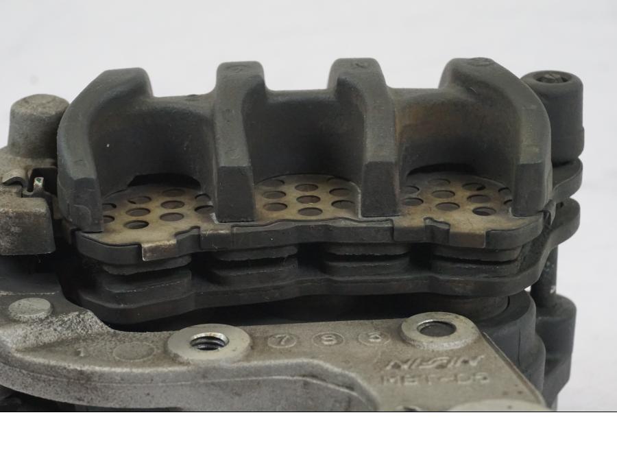 Snett nerifrån på Bromsok från en Honda NT 700 -2008 motorcykel.