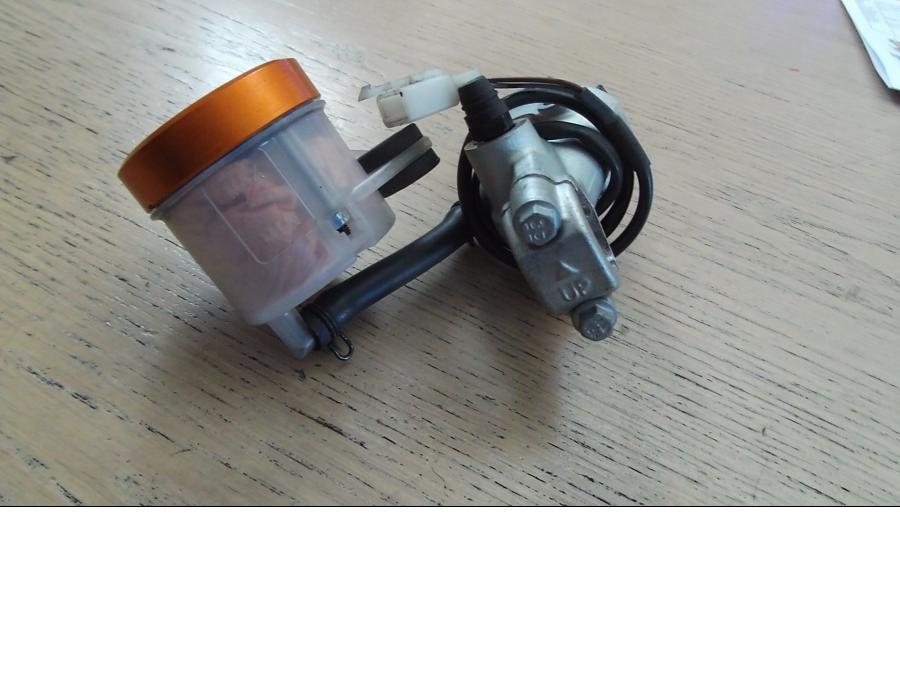 Vänster sida på Bromshuvudcylinder från en KTM RC8 -2013 motorcykel.