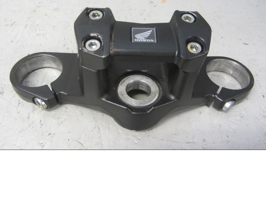 Framsidan på <p>Gaffelkrona övre från Honda CB 1000 R 2010.</p>

<p>Mindre skavmärken finns, se bilder.</p> motorcykel.