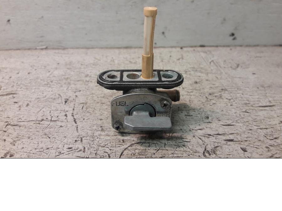 Framsidan på Bensinkran från en Yamaha FZ-S 600 -2000 motorcykel.