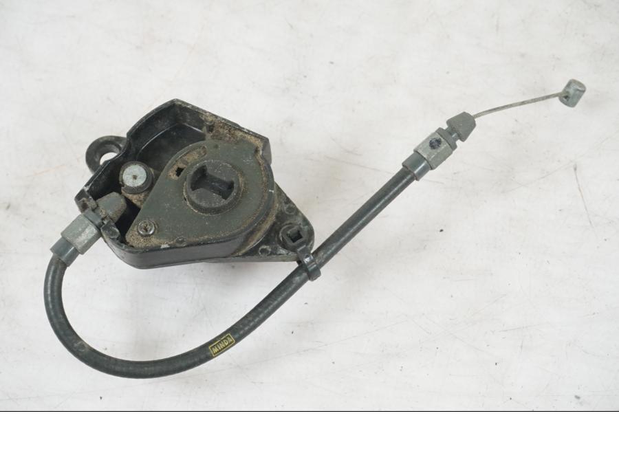 Snett nerifrån på Sadellåsmekanism från en Triumph Tiger Explorer -2013 motorcykel.