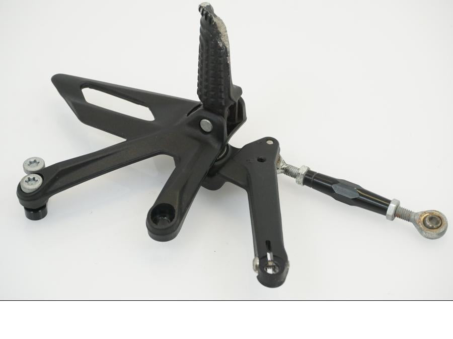 Framsidan på Fotpinnefäste från en KTM 1290 Super Duke -2020 motorcykel.