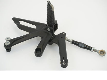 Framsidan på Fotpinnefäste från en KTM 1290 Super Duke -2020 motorcykel.