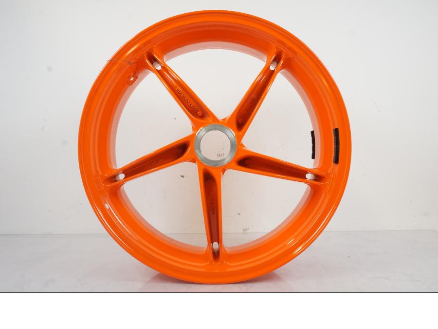 Framsidan på Fälg från en KTM 1290 Super Duke R EVO -2023 motorcykel.