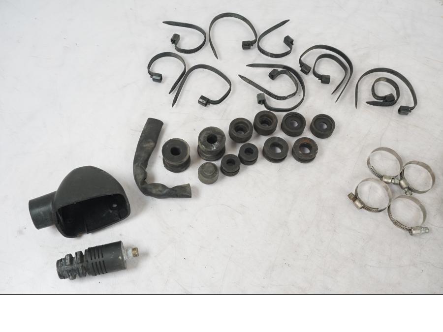 Vänster sida på Skruv / Mutter etc från en Suzuki SV 650 -1999 motorcykel.