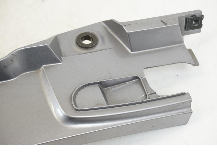 Snett nerifrån på Bakvinge från en Honda ST 1300 -2002 motorcykel.