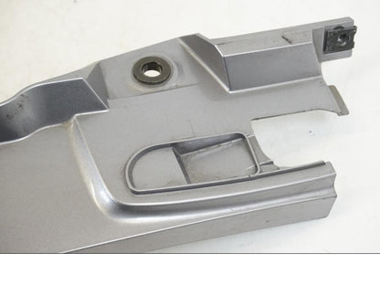 Snett nerifrån på Bakvinge från en Honda ST 1300 -2002 motorcykel.