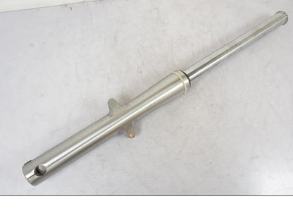 Framsidan på Gaffelben från en Suzuki VL 800 -2002 motorcykel.