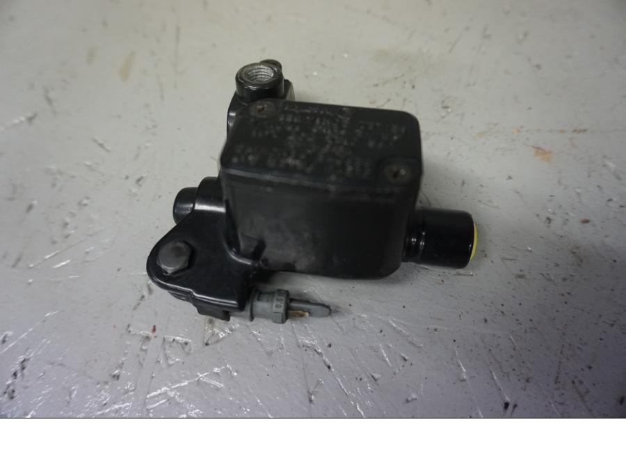 Framsidan på Bromshuvudcylinder från en Yamaha WR 125 -2009 motorcykel.