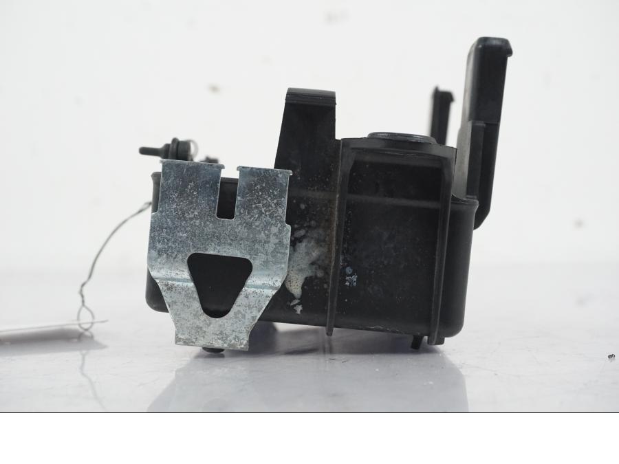 Snett uppifrån på Batterihållare från en MV Agusta Dragster -2014 motorcykel.