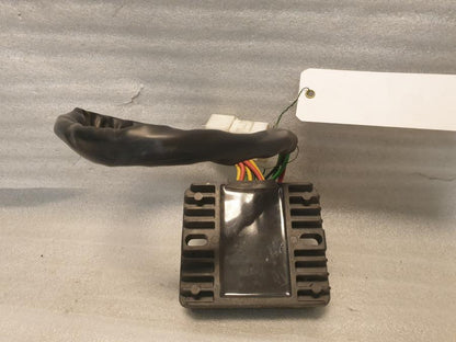 Höger sida på Likriktare från en Honda CBR 900 RR -2003 motorcykel.