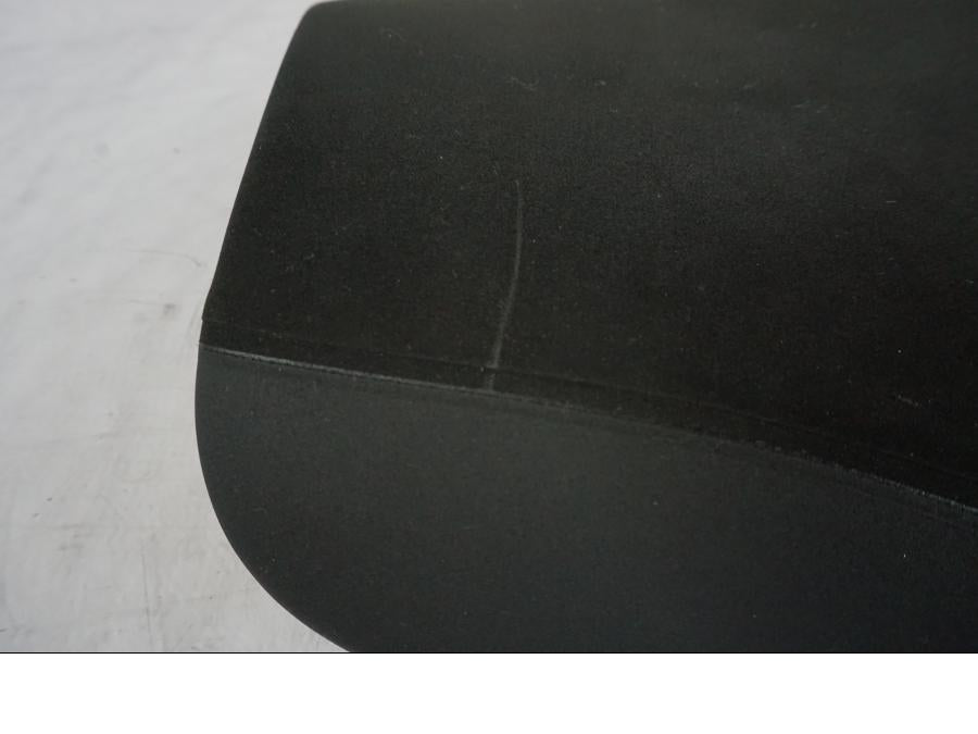 Snett nerifrån på Sadel från en KTM 1290 Super Duke R -2023 motorcykel.