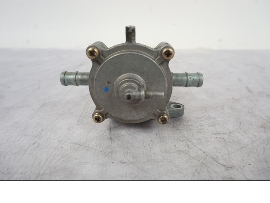 Vänster sida på Bensinkran från en Honda VTR 1000 F -1997 motorcykel.