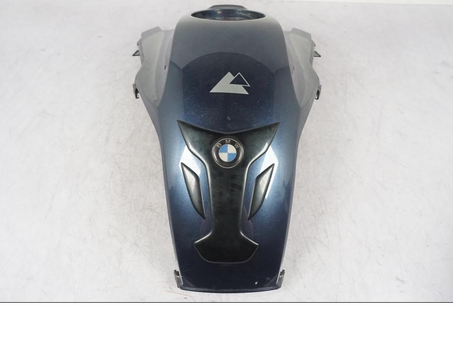 Baksidan på Bensintankskåpa från en BMW R 1200 GS -2005 motorcykel.