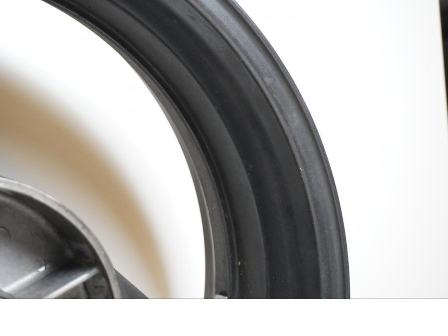 Vänster sida på Fälg från en Honda CB 600 Hornet -2001 motorcykel.