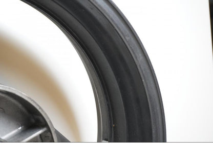 Vänster sida på Fälg från en Honda CB 600 Hornet -2001 motorcykel.