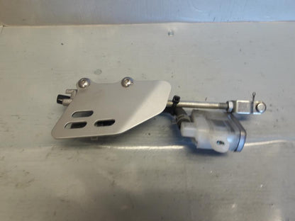 Framsidan på Bromshuvudcylinder från en Suzuki DL 1000 -2018 motorcykel.