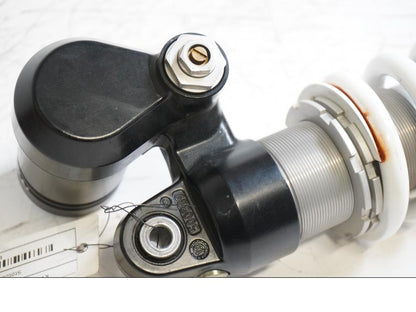 Snett uppifrån på Stötdämpare från en KTM 690 SMCR -2014 motorcykel.