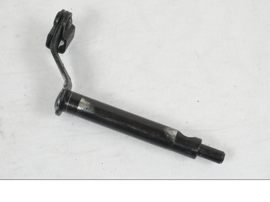 Baksidan på Kopplingsarm från en Honda CBR 125 R -2006 motorcykel.