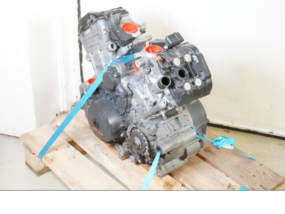 Vänster sida på Motor från en KTM 1290 Super Adventure R -2018 motorcykel.