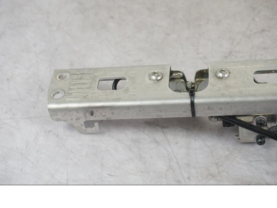 Höger sida på Sadellåsmekanism från en KTM 1290 Super Adventure S -2022 motorcykel.