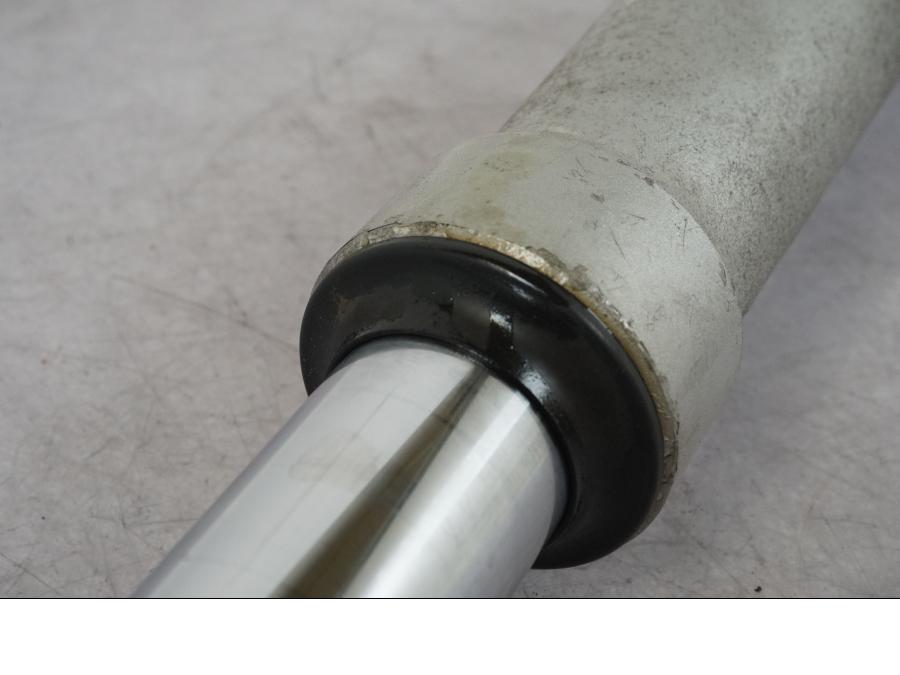 Snett uppifrån på Gaffelben från en BMW R 1100 GS -1998 motorcykel.